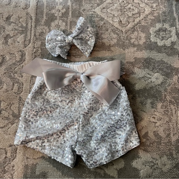 Other - Girls boutique sparkle silver and white shorts with bow nwt size 2T